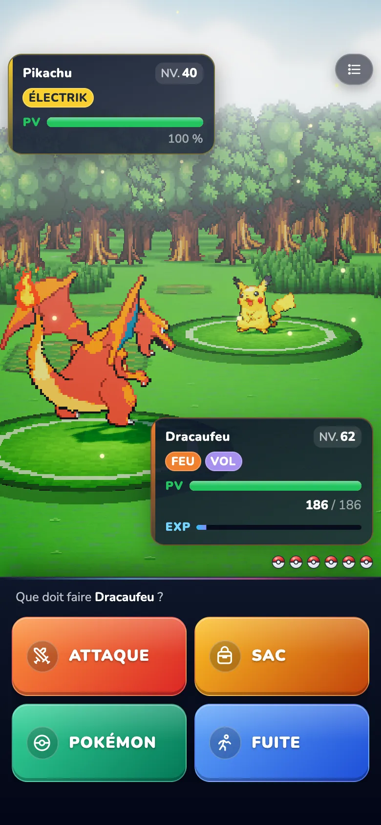 Un combat sur téléphone : Dracaufeu face à Pikachu, avec le menu d'action tactile